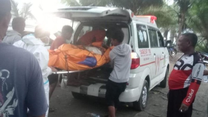Petugas SAR gabungan mengevakuasi nelayan yang tewas akibat kapal terbalik di perairan Kabupaten Tasikmalaya, Jawa Barat, Sabtu (3/10/2026). (ANTARA/HO-Basarnas Bandung)