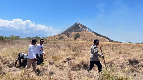 Polisi, BPBD Sumbawa Barat, dan Pemdes Poto Tano membuat jalur pemutus api di padang sabana Pulau Kenawa, Minggu (4/10/2026). (Dok. BPBD Sumbawa Barat)