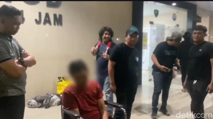 Polisi menangkap pria berinisial Anwar Arifin alias Nua (32), pelaku penipuan menggunakan QRIS palsu di Gowa.