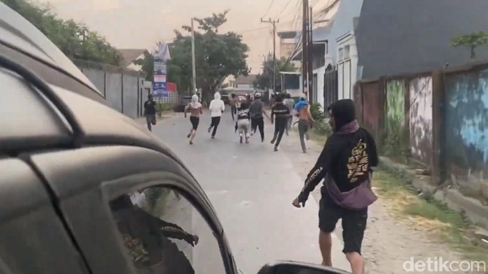 Polisi mengejar pelaku tawuran di Jalan Adipura Makassar.