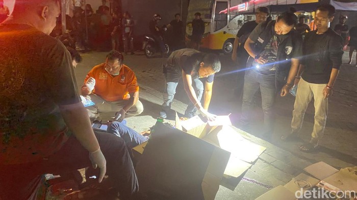 Polisi mengevakuasi jasad pria korban penganiayaan geng motor di Makassar.