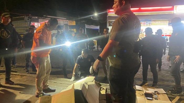 Polisi mengevakuasi jasad pria korban penganiayaan geng motor di Makassar.
