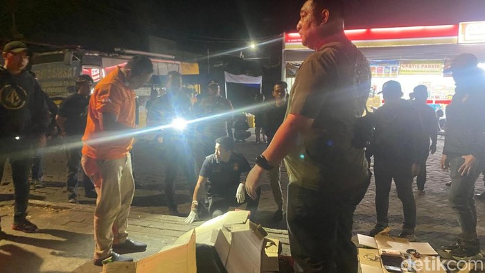 Polisi mengevakuasi jasad pria korban penganiayaan geng motor di Makassar.