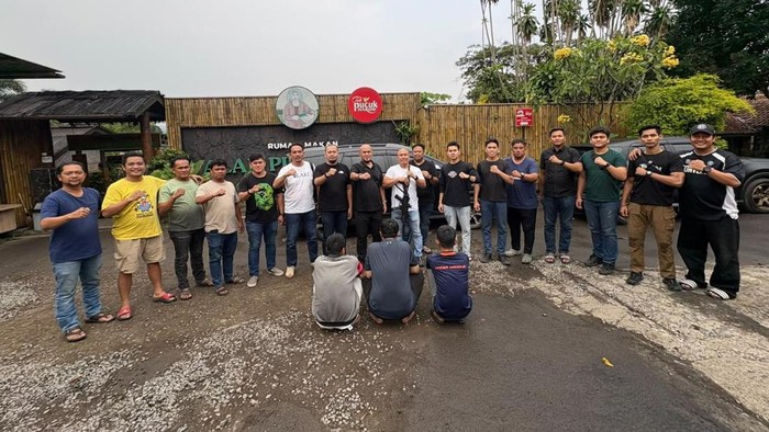 Polisi tangkap empat pelaku pencurian modus geser tas WN China.