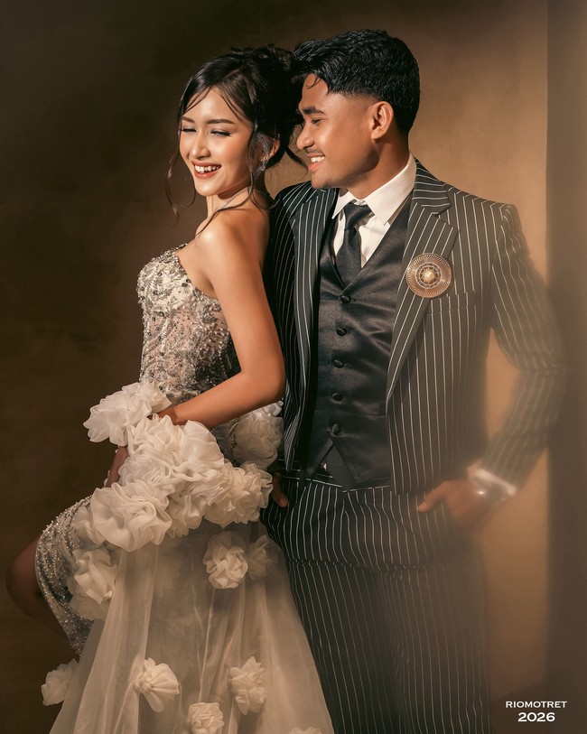 Asnawi Mangkualam mengunggah foto prewedding terbarunya dengan Yuriska Patricia. Diabadikan oleh fotografer Rio Motret, keduanya tampil dengan konsep vintage yang elegan. Foto: Instagram @asnawi_bhr