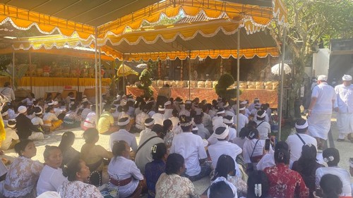 Puluhan warga mengikuti upacara Sapuh Leger massal yang digelar Pasemetonan Sira Arya Gajah Para Bretara Sira Arya Getas di Griya Abianjero, Desa Ababi, Kecamatan Abang, Karangasem, Minggu (4/10/2026). (I Wayan Selamat Juniasa/detikBali)