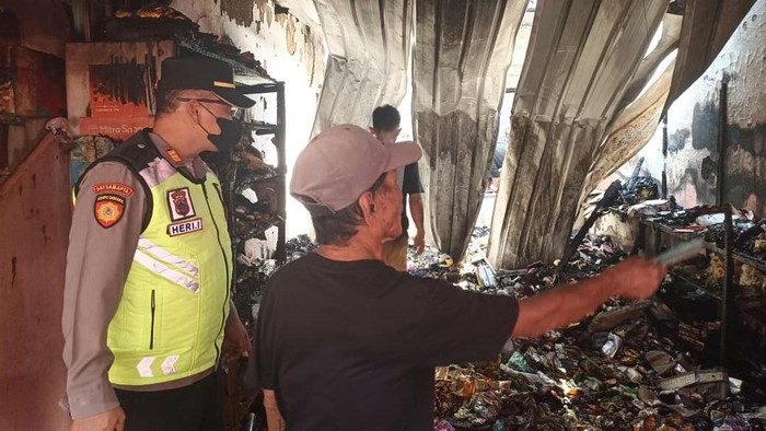 Ruko terbakar di belakang Pasar Desa Panican, Kecamatan Kemangkon, Purbalingga, Minggu (4/10/2026).