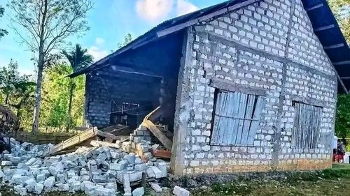 Salah satu rumah warga di wilayah Kodi, Kabupaten SBD, NTT, rusak akibat guncangan gempa bumi M 6,1 Minggu (4/10/2026). (Istimewa).