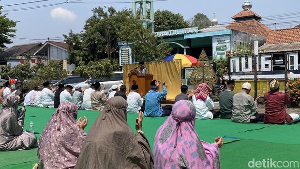 Salat Istisqa Suasana salat istisqa di Alun-alun Panjangan, Kecamatan Semarang Barat, Kota Semarang, Minggu (4/9/2026).
