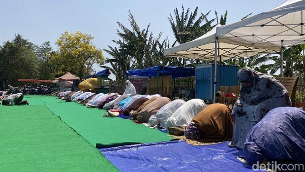 Salat Istisqa Suasana salat istisqa di Alun-alun Panjangan, Kecamatan Semarang Barat, Kota Semarang, Minggu (4/9/2026).