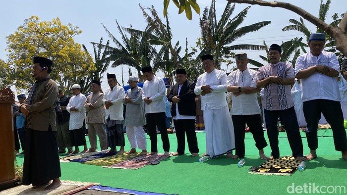 Suasana salat istisqa di Alun-alun Panjangan, Kecamatan Semarang Barat, Kota Semarang, Minggu (4/9/2026).