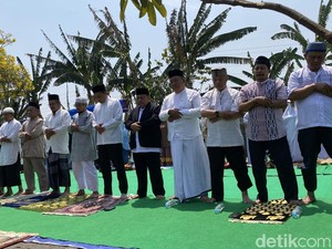 Warga Semarang Gelar Salat Istisqa di Alun-alun Panjangan
