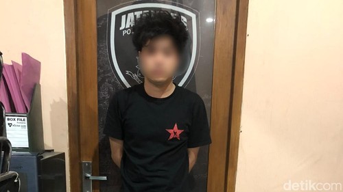 Satreskrim Polresta Mataram tangkap pelaku pencurian tiga unit HP di Mataram, NTB, Minggu (4/10/2026).
