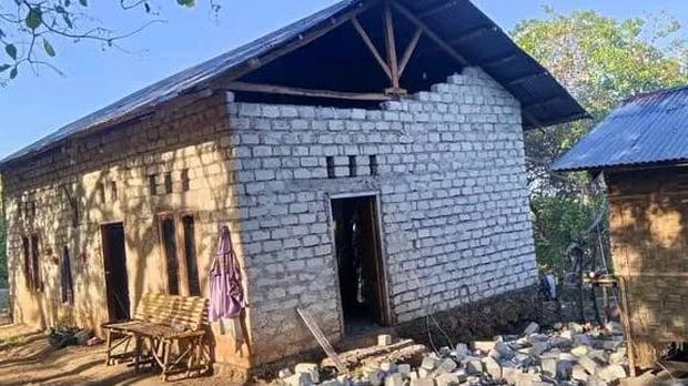 Sejumlah rumah di Kabupaten Sumba Barat Daya, Kabupaten Sumba Barat, dan Kabupaten Sumba Timur mengalami kerusakan akibat gempabumi berkekuatan magnitudo 6,1 yang mengguncang wilayah setempat, pada Minggu (4/10). Sejumlah rumah di Kabupaten Sumba Barat Daya, Kabupaten Sumba Barat, dan Kabupaten Sumba Timur mengalami kerusakan akibat gempabumi berkekuatan magnitudo 6,1 yang mengguncang wilayah setempat, pada Minggu (4/10). (BPBD)