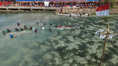 Serunya Tarik Tambang Perahu, Warga Ramaikan Wakatobi Wave 2026