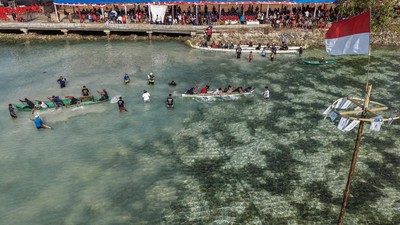 Serunya Tarik Tambang Perahu, Warga Ramaikan Wakatobi Wave 2026