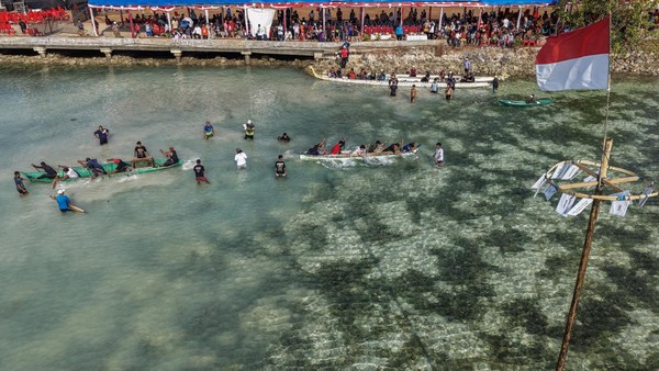 Serunya Tarik Tambang Perahu, Warga Ramaikan Wakatobi Wave 2026