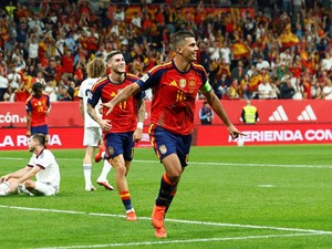 Spanyol Terus Menyeruduk