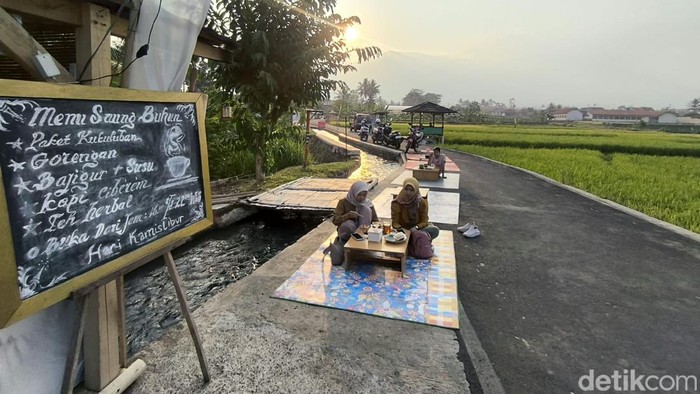 Suasana Saung Buhun Sudi Mampir Sawah Lope Kuningan