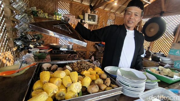 Suasana Saung Buhun Sudi Mampir Sawah Lope Kuningan