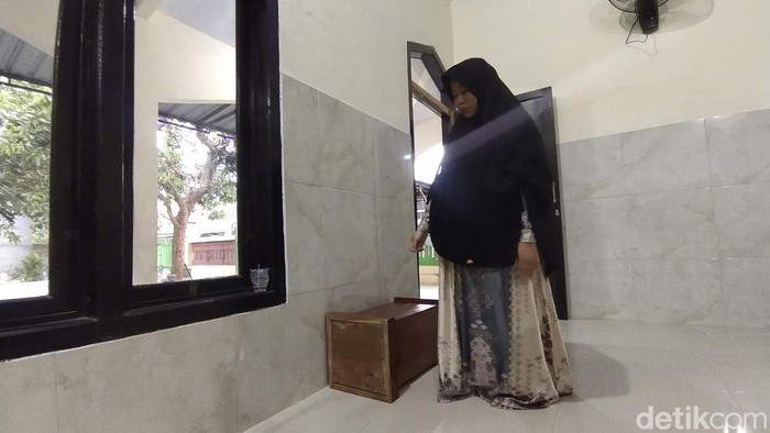 Sulis menunjukkan kotak amal masjid yang dibobol pelaku di Nganjuk