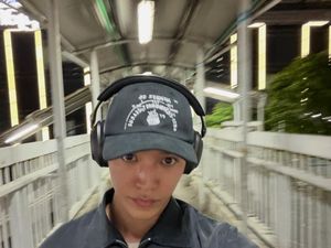 Video: TAEYONG NCT Blusukan di Jakarta, Jalan di JPO-Kepincut Warung Kerek