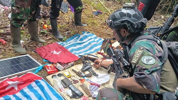 TNI menyita sejumlah barang bukti usai kontak tembak dengan OPM di Maybrat.