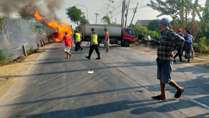 Truk bermuatan keranjang parcel ludes terbakar di jalan raya Demak-Jepara, Desa/Kecamatan Mijen, Kabupaten Demak, Minggu (4/10/2026) sore.