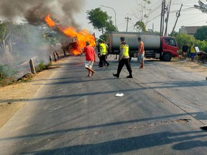 Truk Muatan Keranjang Parsel Ludes Terbakar di Mijen Demak