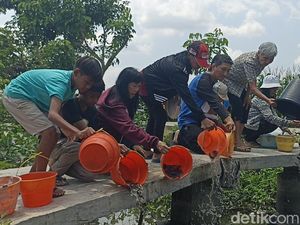 Umat Buddha Tulungagung Gelar Fangsheng, Lepas Ribuan Ikan ke Sungai