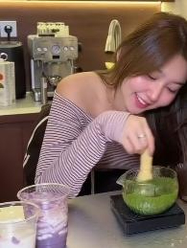 Potret Vilmei Belajar Bikin Matcha dan Borong Kangkung dari Penjual Kaki Lima