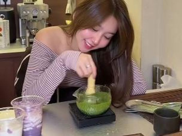 Potret Vilmei Belajar Bikin Matcha dan Borong Kangkung dari Penjual Kaki Lima