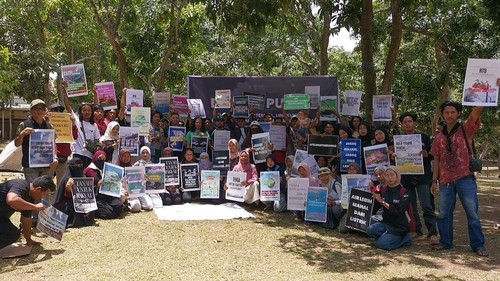 Warga melakukan penolakan wacana proyek panas bumi di kawasan Gunung Rinjani. Mereka meneken petisi penolakan di TNGR, Minggu (4/10/2026) sore. (Sanusi Ardi/detikBali)
