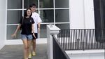 Tawa Bahagia Wika Salim Ditemani Pacar Pantau Pembangunan Rumah