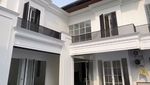Tawa Bahagia Wika Salim Ditemani Pacar Pantau Pembangunan Rumah