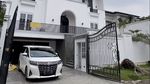 Tawa Bahagia Wika Salim Ditemani Pacar Pantau Pembangunan Rumah