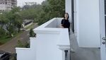 Tawa Bahagia Wika Salim Ditemani Pacar Pantau Pembangunan Rumah