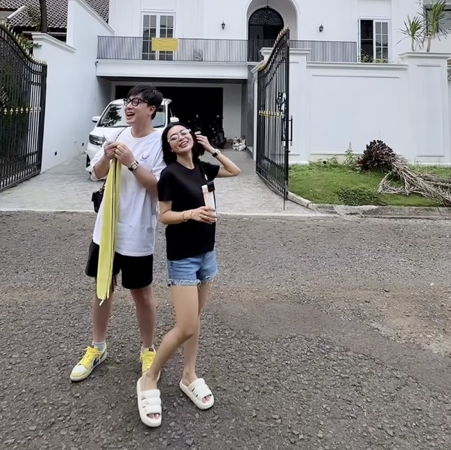 Tawa Bahagia Wika Salim Ditemani Pacar Pantau Pembangunan Rumah