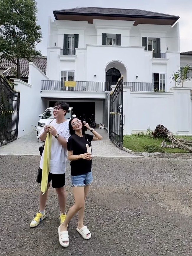 Tawa Bahagia Wika Salim Ditemani Pacar Pantau Pembangunan Rumah