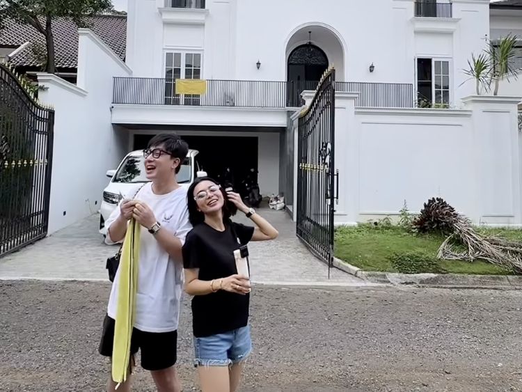Tawa Bahagia Wika Salim Ditemani Pacar Pantau Pembangunan Rumah