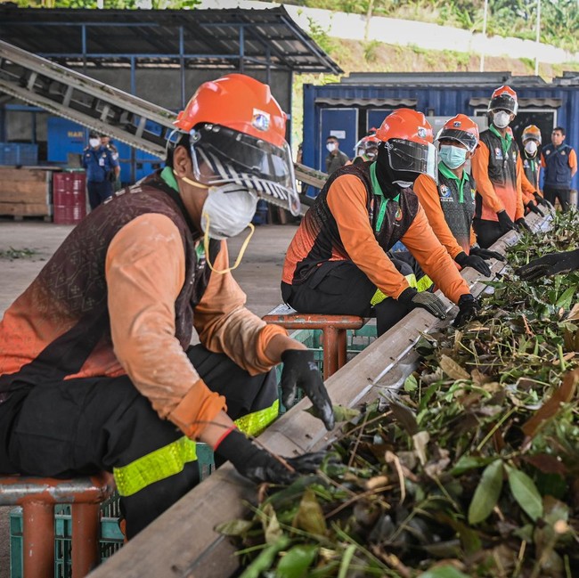 11 Sungai di Jakarta Bakal Dipasangi Saringan Sampah Terpadu