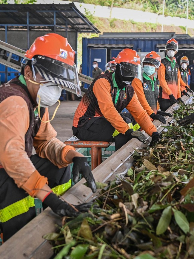 11 Sungai di Jakarta Bakal Dipasangi Saringan Sampah Terpadu
