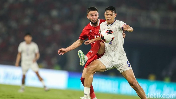 Timnas Indonesia dan Thailand masih bermain imbang 0-0 hingga babak pertama final FIFA ASEAN Cup 2026 di Stadion Utama Gelora Bung Karno (SUGBK), Jakarta, Senin (5/10/2026). Kedua tim sama-sama memiliki sejumlah peluang, namun belum mampu mengubahnya menjadi gol.