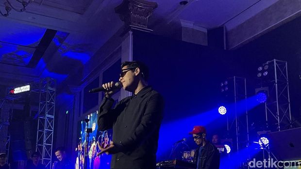 Adikara Fardy tengah menyanyikan Adikara Fardy tengah menyanyikan