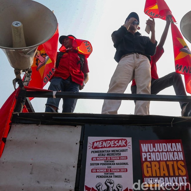 Aksi di Depan DPR, LMND Suarakan Pendidikan Gratis Tanpa Syarat