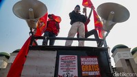 Dalam aksi tersebut, sejumlah mahasiswa tampak berorasi di atas mobil komando yang berada di lokasi. Mereka menyampaikan pesan mengenai pentingnya akses pendidikan yang dapat dinikmati masyarakat tanpa adanya persyaratan yang dinilai dapat menghambat.