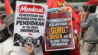 Selain berorasi, massa juga membawa sejumlah poster berisi aspirasi tentang pendidikan. Poster-poster tersebut turut menjadi bagian dari penyampaian pesan mahasiswa dalam aksi di depan gedung parlemen.