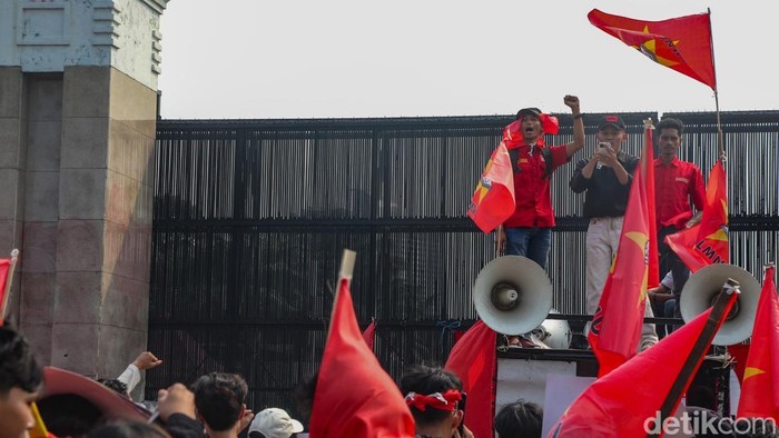 Mahasiswa yang tergabung dalam Liga Mahasiswa Nasional untuk Demokrasi (LMND) menggelar aksi di depan Gedung DPR, Jakarta, Senin (5/10/2026). Mereka menyuarakan pentingnya pendidikan gratis tanpa syarat.