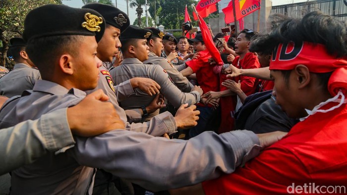 Mahasiswa yang tergabung dalam Liga Mahasiswa Nasional untuk Demokrasi (LMND) menggelar aksi di depan Gedung DPR, Jakarta, Senin (5/10/2026). Mereka menyuarakan pentingnya pendidikan gratis tanpa syarat.
