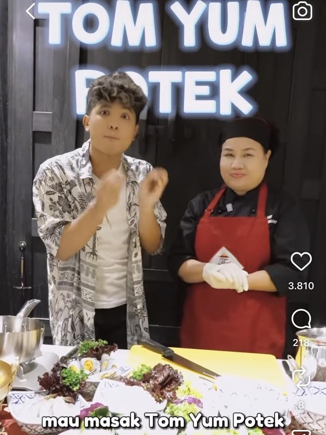 Aksi Seru Jirayut Masak Salad hingga Racik Tom Yum Khas Thailand
